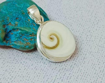 Colgante de concha de ojo de Shiva: collar de cauri de plata de ley