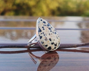 Handgjord päronring i dalmatisk jaspis: Statementring i 925 sterlingsilver