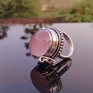 Anillo venenoso de cuarzo rosa natural, anillo envenenador, anillo de compartimento, anillo de medallón, anillo de caja vintage, anillo de píldora, anillo de plata de ley 925