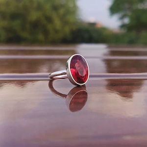 Anillo de granate rojo ovalado: hecho a mano en plata de ley 925, piedra de nacimiento de enero.