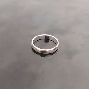 Peut inclure: Une simple bague en argent.