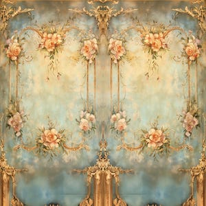 Op de afbeelding: Een vintage-stijl behangontwerp met een blauwe achtergrond en gouden accenten. Het behang heeft een symmetrisch patroon van bloemmotieven met delicate rozen en bladeren.