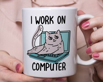 I Work On Computer Mug Funny Gift For Cat Lover And Programmer IT Engineer - Humor Cat Coffee Mug
