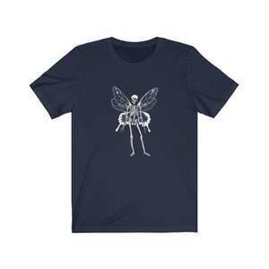 Puede incluir: Una camiseta azul marino con un gr&aacute;fico blanco de un hada esqueleto con alas.