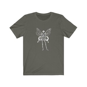 Puede incluir: Una camiseta verde oscuro con un gr&aacute;fico blanco de un esqueleto con alas de mariposa.