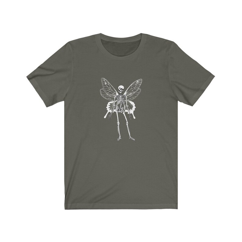 Puede incluir: Una camiseta verde oscuro con un gr&aacute;fico blanco de un esqueleto con alas de mariposa.