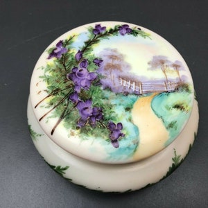 Superbe Stor fransk opalin smyckesskrin med lila blommiga emaljdetaljer i jugendstil