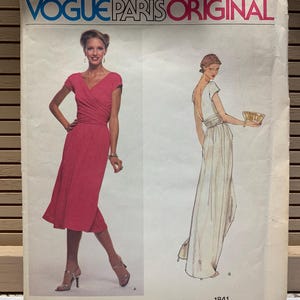 Puede incluir: Patrón de costura Vogue Paris Original número 1841 para un vestido de Molyneux. El patrón muestra dos versiones del vestido, uno en rosa y otro en blanco.