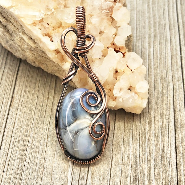 Cabochon en agate de feu bleue enveloppé dans du fil de cuivre/collier avec pendentif en pierre précieuse en agate de feu bleue enveloppé de fil