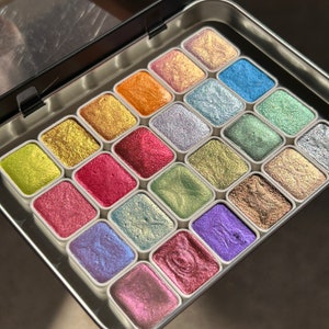 MICA GRAB BOX メタリックな輝きを放つ手作り水彩絵の具ミックス。アーティスト向けの既存コレクションから 24 色のパレットがブリキ箱に入っています。お試しに最適です。