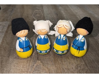 Muñecos de madera suecos antiguos de Skandinavisk, 2 pares, niño y niña, traje azul y amarillo margarita.