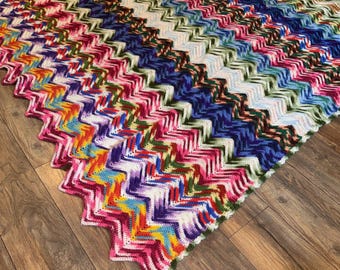 Manta afgana vintage de ganchillo hecha a mano de los años 70, multicolor, con diseño de chevrón y zigzag, 213 x 183 cm (7 pies x 6 pies).