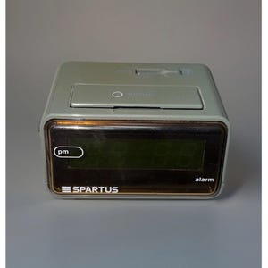 Despertador digital vintage Spartus azul/verde, modelo 1158-61. Testado e funcionando. Ligado na tomada.