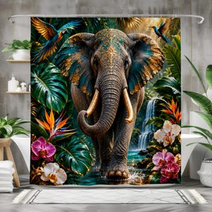 Puede incluir: Una cortina de ducha con un gran elefante de orejas con patrones dorados y verde azulado, rodeado de frondosas hojas tropicales verdes, vibrantes flores ave del paraíso naranjas, orquídeas moradas y blancas, una cascada y aves volando.