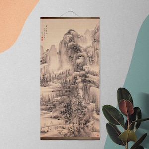 Peut inclure: Une peinture à l'encre noire et blanche d'un paysage de montagne avec une cascade. La peinture est sur un rouleau et est encadrée dans un cadre en bois.