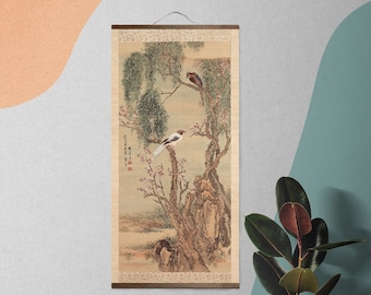 Può includere: Un dipinto su rotolo vintage che raffigura un albero con delicati fiori rosa e due uccelli appollaiati sui rami. Gli uccelli sono dipinti in tonalità di marrone, nero e bianco. Il rotolo è montato su una cornice di legno.