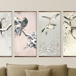 Peut inclure: Quatre impressions encadrées d'œuvres d'art japonaises représentant des oiseaux dans un paysage d'hiver enneigé. Les impressions présentent un faucon, un faucon pèlerin et deux canards.