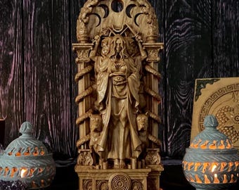Houten beeld van Hecate: altaardecor Griekse godin