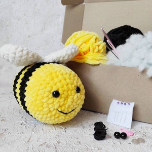 Bee crochet kit - Beginner crochet  patterns amigurumi bee  - Plush amigurumi kits for beginners with yarn - crochet DIY