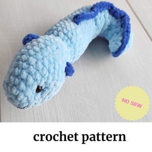 Op de afbeelding: Een haakpatroon voor een blauw en blauw pluche speelgoed in de vorm van een paling. Het speelgoed heeft een "NO SEW"-label.
