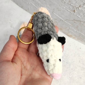 Opossum Schlüsselanhänger - Stofftier - süßer gehäkelter Schlüsselanhänger