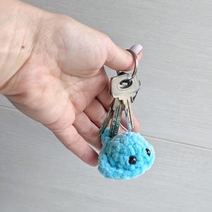 Blue crochet stingray keychain – 4 cm mini plush sea animal bag charm