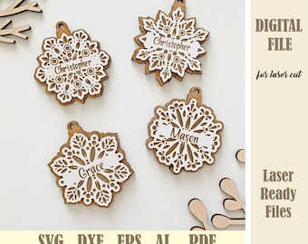 Könnte beinhalten: Vier lasergeschnittene Holzschneeflocken-Ornamente mit personalisierten Namen: Christopher, Christopher, Grace und Mason. Die Ornamente sind weiß mit braunem Umriss und bereit zum Laserschneiden.