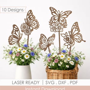 Op de afbeelding: Houten vlinderdecoraties op stokjes, tentoongesteld in vazen met bloemen. De vlinders hebben gedetailleerde vleugelpatronen. De afbeelding bevat de tekst "10 Designs" en "Laser Ready | SVG . DXF . PDF Instant Download".
