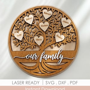 Peut inclure: Un arbre généalogique en bois rond avec des détails découpés au laser. L'arbre présente des feuilles en forme de cœur avec des noms comme Adrian, Edward et James. Les mots "our family" sont en écriture blanche. Téléchargement instantané.