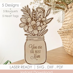 Könnte beinhalten: Holzblumenstrauß im Einmachglas-Design. Auf dem Glas steht "You are the Best Mom". Das Bild enthält den Text "5 Designs + 5 Bouquets + 5 Heart Tags" und "LASER READY | SVG .DXF .PDF Instant Download."