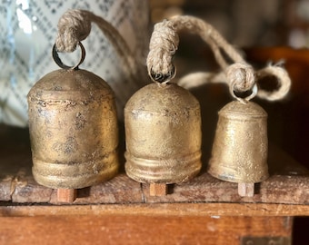YE MERRIE MINSTREL Caroling Christmas Bells - Vintage From