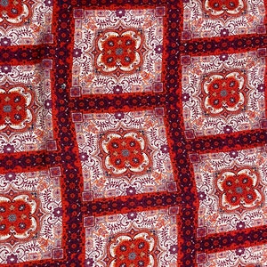 K&ouml;nnte beinhalten: Roter, wei&szlig;er und burgunderfarbener Stoff mit einem sich wiederholenden geometrischen Muster. Der Stoff hat ein paisleyartiges Muster.