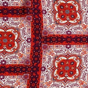 K&ouml;nnte beinhalten: Roter, wei&szlig;er und brauner Stoff mit Paisley-Muster. Der Stoff hat ein sich wiederholendes Muster aus Quadraten mit komplizierten Details.