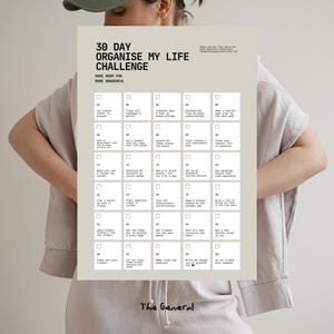 Könnte beinhalten: Eine beige 30-Tage-Challenge-Checkliste mit dem Titel 30 DAY ORGANISE MY LIFE CHALLENGE. Das Dokument enthält ein Raster aus dreißig nummerierten weißen Kästchen mit täglichen Aufgaben, einschließlich des Textes Make room for more wonderful.