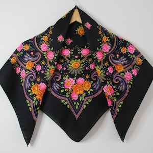 Chal ucraniano, bufanda floral babushka eslava negra, chal étnico popular, bohemio moderno y elegante, con diseño floral clásico y atemporal.