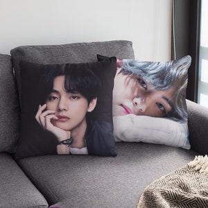 Almofada decorativa com imagem personalizada, almofada quadrada de poliéster em formato de V, presente para fãs do exército e do K-Pop, decoração coreana para casa, presente engraçado para fãs do V #1650