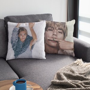 Coussin décoratif personnalisé avec photo en biais Kpop, coussin carré Tae V, cadeau pour l'armée et les fans de K-Pop, décoration d'intérieur coréenne, cadeau de fan drôle en V #2367