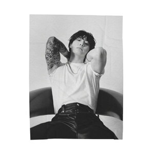 Couverture K-Pop personnalisée, Couverture photo JK Tattoo en velours de coton, Cadeau personnalisé pour l'armée et les fans de K-Pop, Cadeau coréen amusant, JK Bias Merch, Hobi #2282