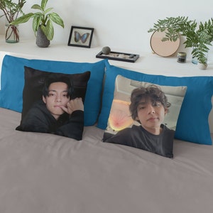 Coussin photo Tae Live, coussin V Selca, cadeau personnalisé pour les fans de l'armée et de la kpop, matériau petit ami coréen, merchandising Tatamic #2453