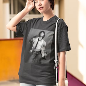 Camiseta gráfica JK, camiseta com foto estilo retrô Jungkook, presente para fãs de Army e K-Pop #2419