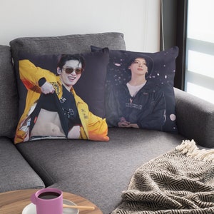 Jungkook Coussin décoratif carré en polyester avec abs et photo Jungkook avec taie d'oreiller, Cadeau pour l'armée et les fans de K-Pop, Décoration d'intérieur coréenne #1689