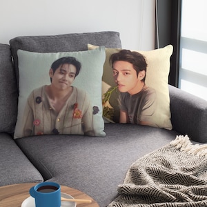 Oreiller en V, coussin décoratif photo coréen, cadeau personnalisé pour l'armée et les fans de K-Pop, Tae Merch, cadeau Tatamic drôle, décoration d'intérieur Kpop #2452
