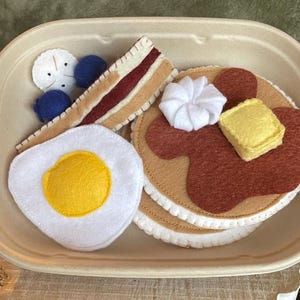 Felt Play Breakfast set in a to go container