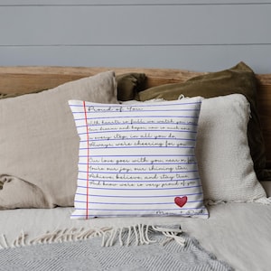 Almohada decorativa de gamuza sintética de 35 x 35 cm con carta de amor de mamá y papá. Regalo perfecto para dormitorios o apartamentos de estudiantes universitarios.