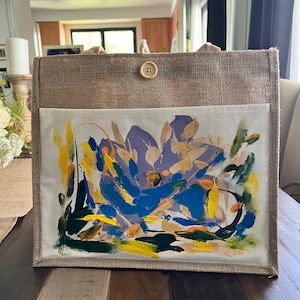 Bolsa de yute pintada a mano con diseño floral abstracto