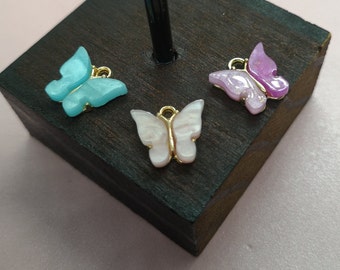 Earrings with butterfly pendant in gold