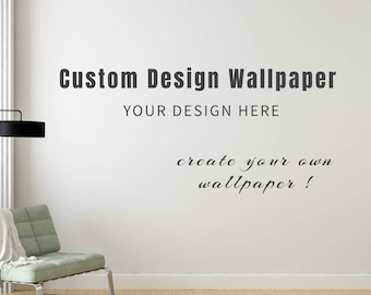 Może przedstawiać: Biała ściana z tekstem "Custom Design Wallpaper" i "Your Design Here" w kolorze czarnym. Pod tekstem znajduje się zdanie "create your own wallpaper!" napisane kursywą. Zielony fotel z białym kocem znajduje się przed ścianą. Lampa stojąca z czarnym kloszem stoi w rogu pokoju. Dwie rośliny w doniczkach stoją na podłodze.