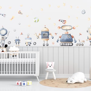 Puede incluir: Calcomanías de pared de acuarela con robots, cohetes, planetas y estrellas. La escena incluye una cuna blanca, una silla pequeña con un cojín de conejito y una alfombra redonda. Un oso polar de peluche y una bolsa con estampado de jirafa completan la decoración de la guardería.