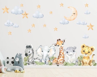 Peut inclure: Un ensemble d'autocollants muraux d'animaux représentant un zèbre, un éléphant, une girafe, un hippopotame et un lion. Les autocollants sont entourés de nuages et d'étoiles, créant un thème de crèche fantaisiste.