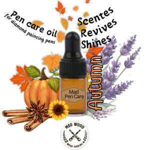 Peut inclure: Une bouteille ambrée d'huile "Mad Pen Care" pour stylos de peinture diamant, avec un compte-gouttes noir. L'image présente des illustrations sur le thème de l'automne, dont une citrouille, des bâtons de cannelle et de la lavande.